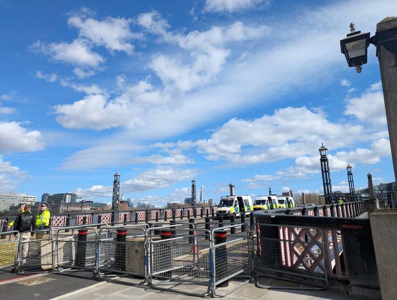倫敦市中心15日有「聖城日」和「反聖城日」示威集會舉行，倫敦警方首次以泰晤士河為天然屏障，隔開雙方，避免他們交會、爆發衝突。圖為鄰近集會地點的蘭貝斯橋完全封鎖，僅讓警車等緊急車輛使用。