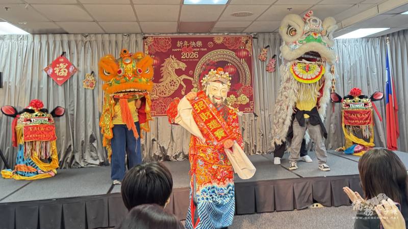 海外青年文化大使（FASCA）橙縣分會以熱鬧的舞獅與財神爺為活動開場