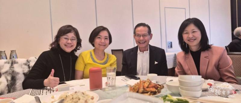 同為校友的駐溫哥華辦事處處長伉儷出席與會(中)