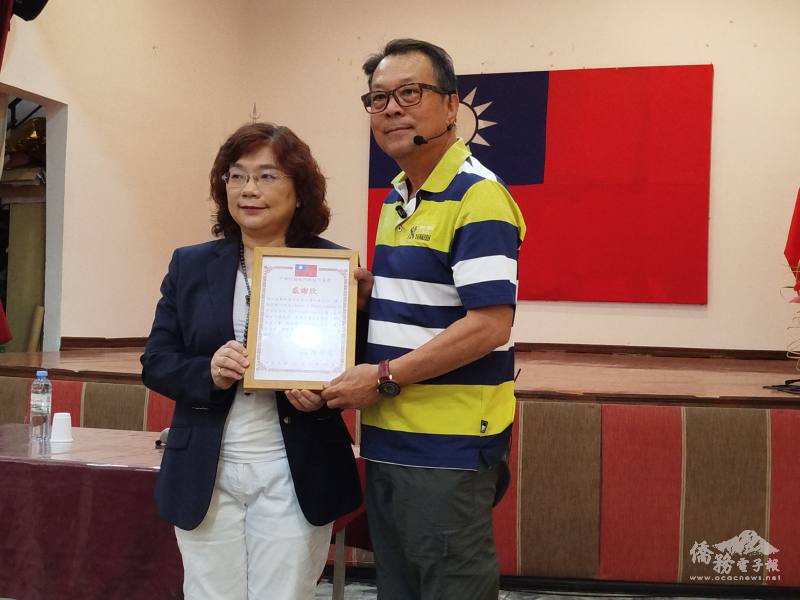 駐阿根廷代表處大使謝妙宏頒發感謝狀予醫師徐文銘