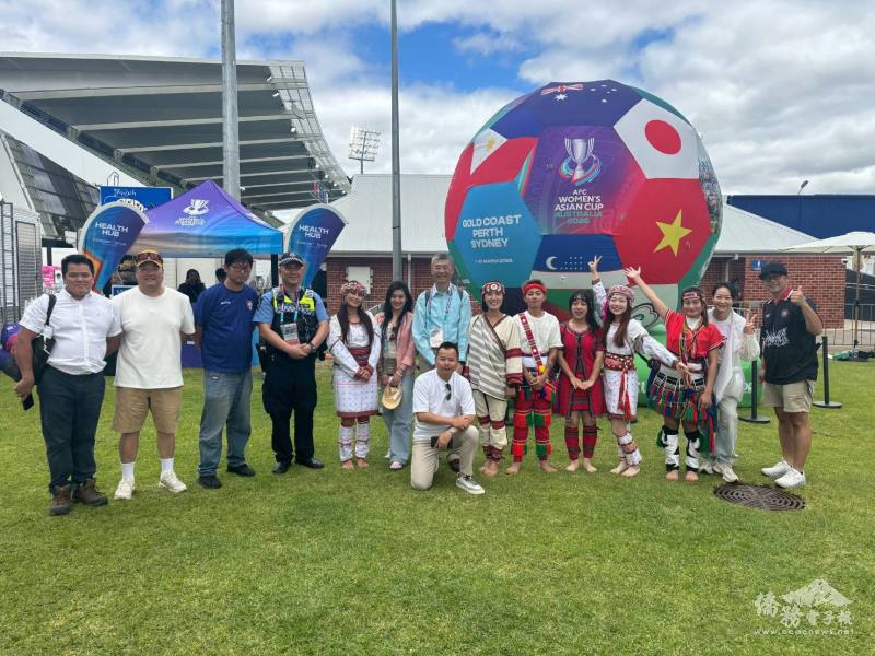 駐澳大利亞代表處秘書王俊義及李英璇（中）與臺灣原住民表演團體及西澳僑領合影