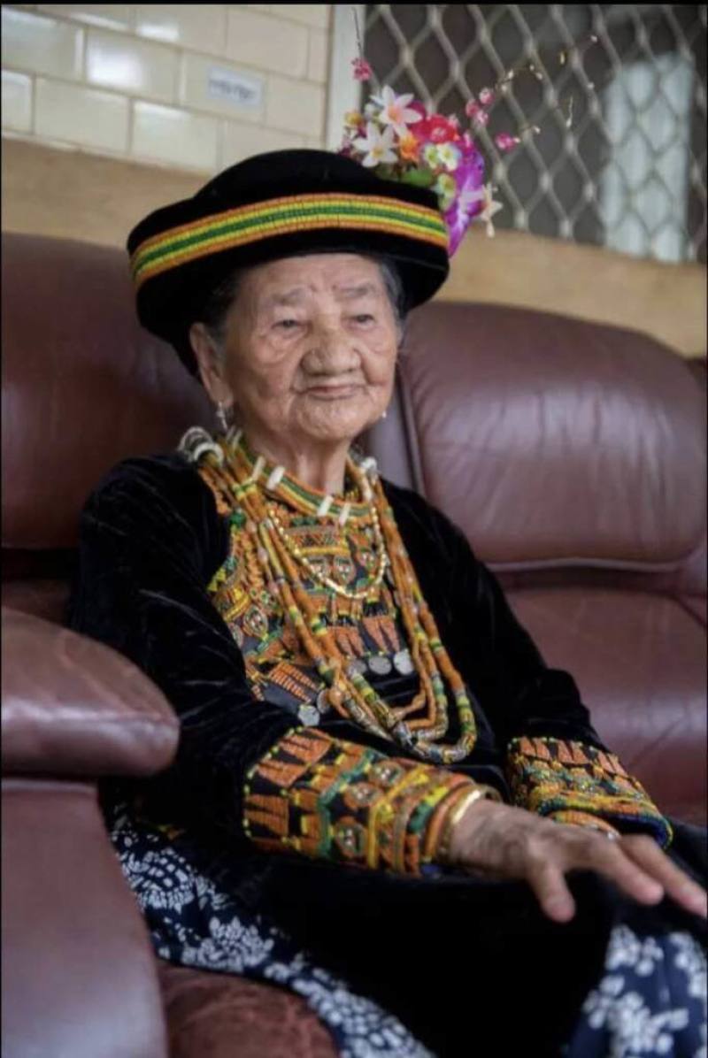 屏東縣「排灣族來義鄉傳統手紋（veci'nua lima）文化」保存者李碧玉（Tjuku Tjuvarevare）14日辭世，其終身保存、傳承排灣族手紋，守護部落文化，文化部將頒贈旌揚狀予以表彰。（屏東縣政府文化處提供）