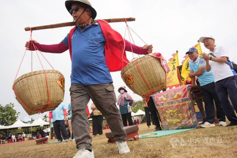 六堆運動會特色趣味競賽「挑擔奉忠勇」參賽者須挑擔通過障礙，在忠勇公神桌前擲出聖筊，才能折返讓下一棒接力，結合運動與客家敬神、保鄉衛土歷史