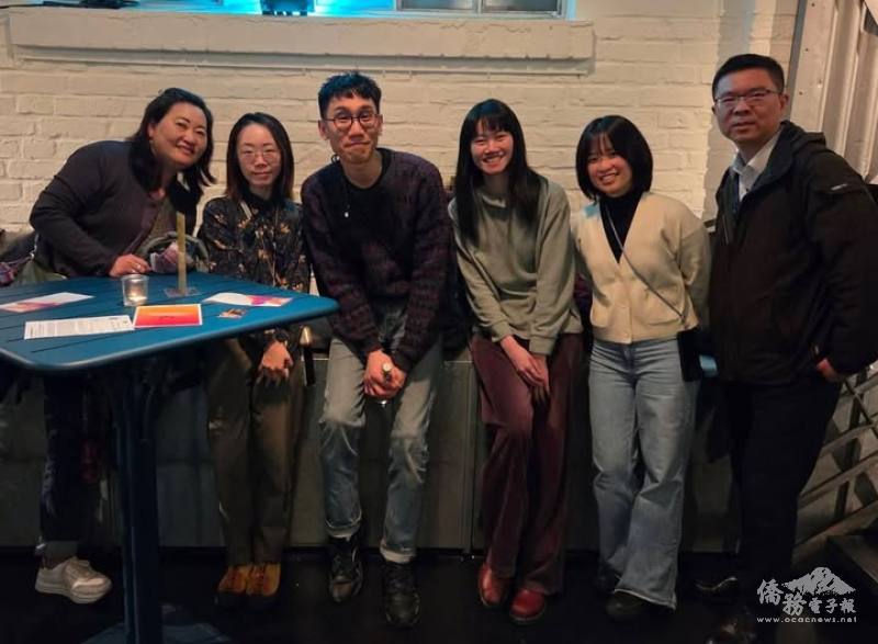 駐法蘭克福辦事處秘書張玉馨、馮治鈞與當地僑胞們特別前來觀賞