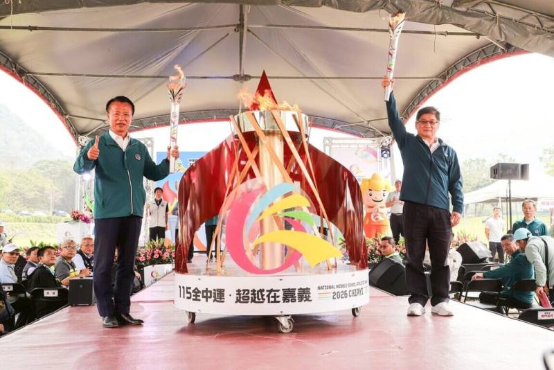 115年全國中等學校運動會將在嘉義縣登場，15日由縣長翁章梁（前左）與運動部常務次長洪志昌（前右）在番路鄉觸口愛情大草原引燃聖火。（嘉義縣政府提供）