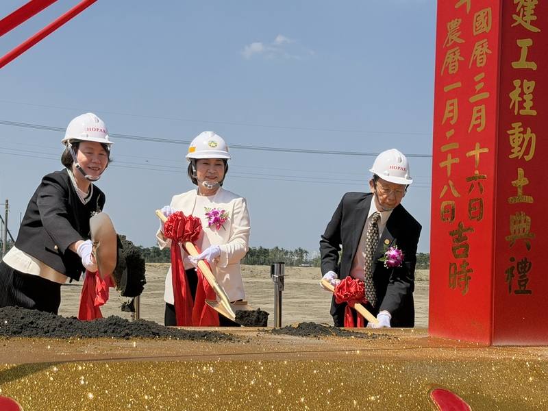 聚和國際進駐屏東科學園區，新廠區16日動土，屏東縣長周春米（中）、聚和國際股份有限公司董事長郭聰田（右）、國科會南科管理局長鄭秀絨（左）出席儀式，共同執鏟祈福。