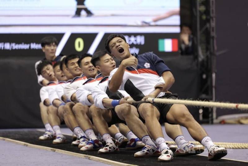 世界室內拔河錦標賽公開男子組640公斤級賽事15日下午在台北小巨蛋舉行，台灣隊直落2擊敗對手拿下冠軍
