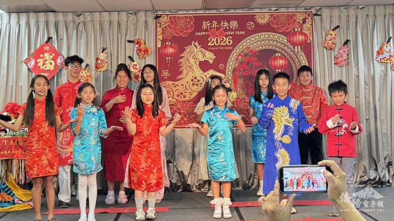 育林中文學校學生演唱