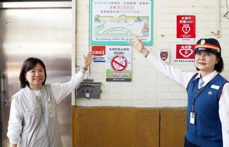 嘉義市政府16日起正式將台鐵嘉義站前廣場全區公告為禁菸場所，衛生局長廖育瑋（左）巡視廣場地面所新設綠色標線及標示範圍。（嘉義市政府提供）