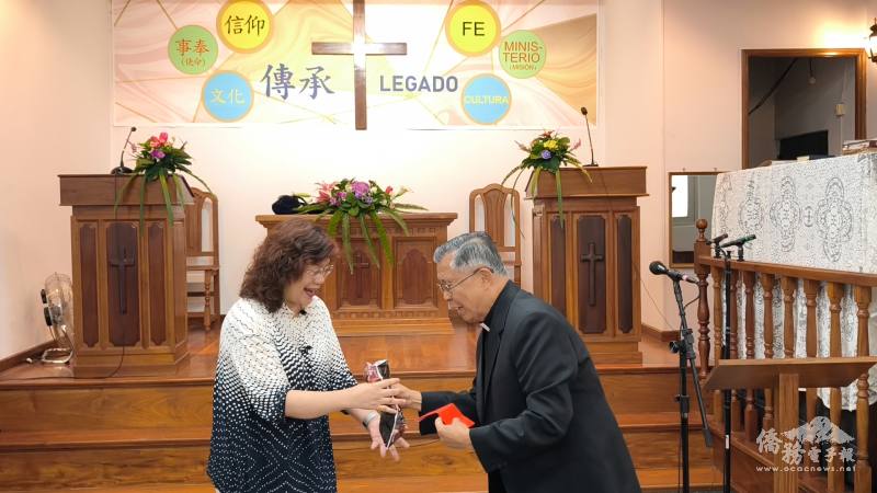 駐阿根廷大使謝妙宏致贈紅包，慕義教會回贈週年紀念品