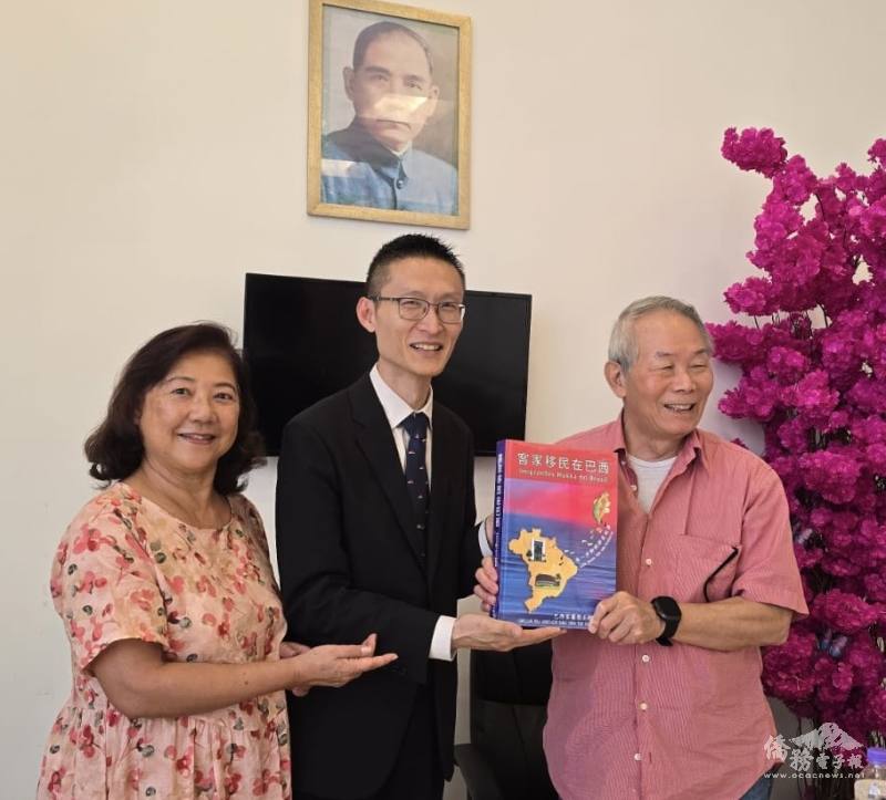 客家移民在巴西的總編輯鄧幸光名譽會長（右）贈書
