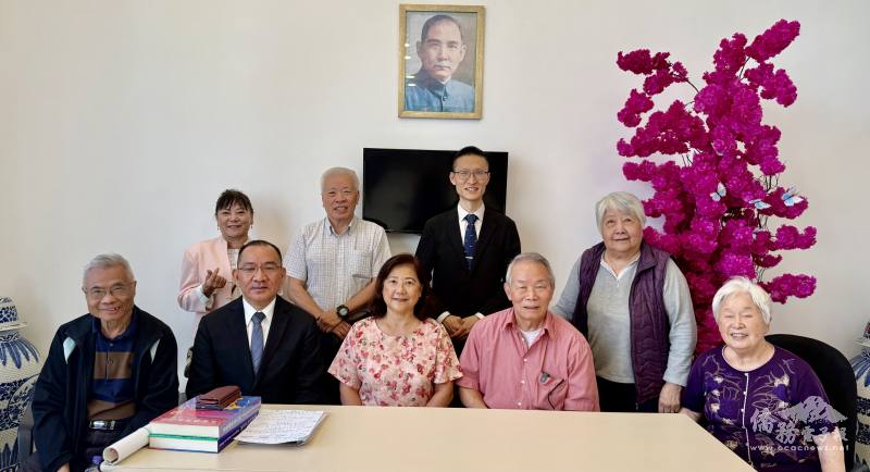 聖保羅文教中心主任尤正才（前排左二）與協會成員們合照