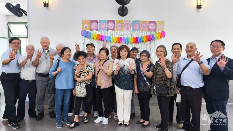 謝妙宏與僑民鄉親齊聚合影，共同見證僑社團結與溫暖情誼