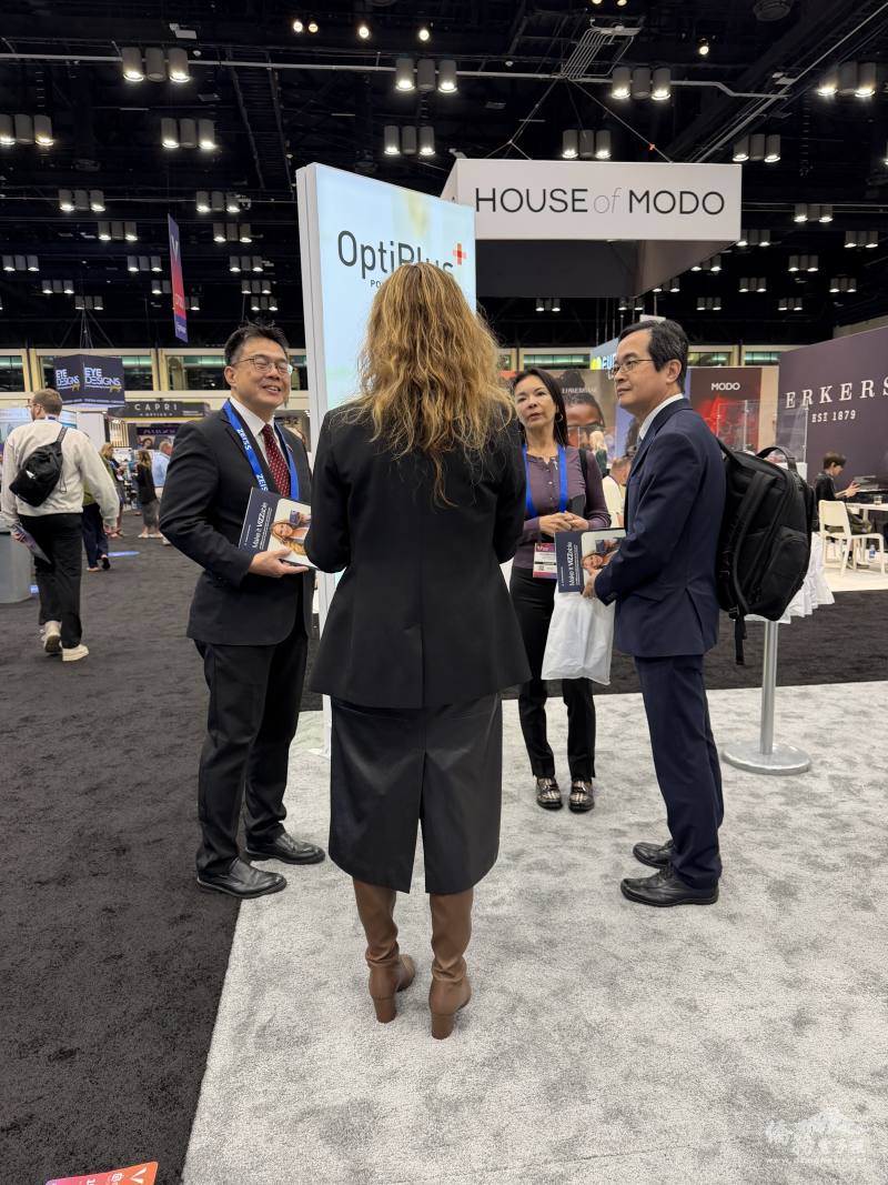 （左起）駐邁阿密辦事處處長周啟宇、大奧蘭多臺灣商會會長李麗玲與駐亞特蘭大辦事處經濟組組長唐永興參觀展會，掌握產業情報