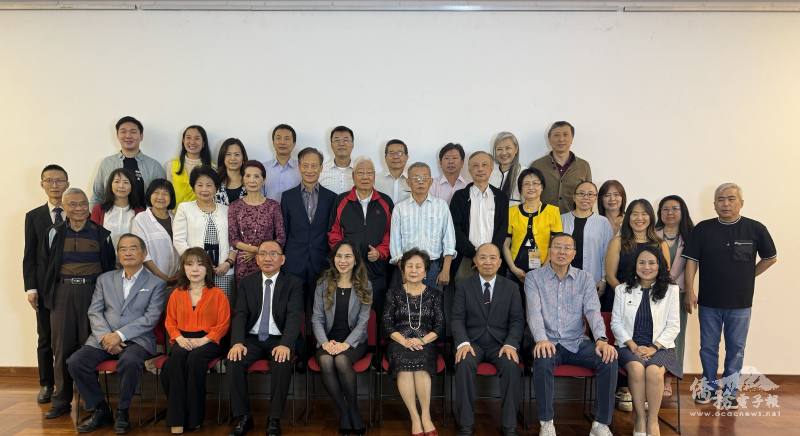 貴賓和僑務榮譽職人員、僑社負責人合影