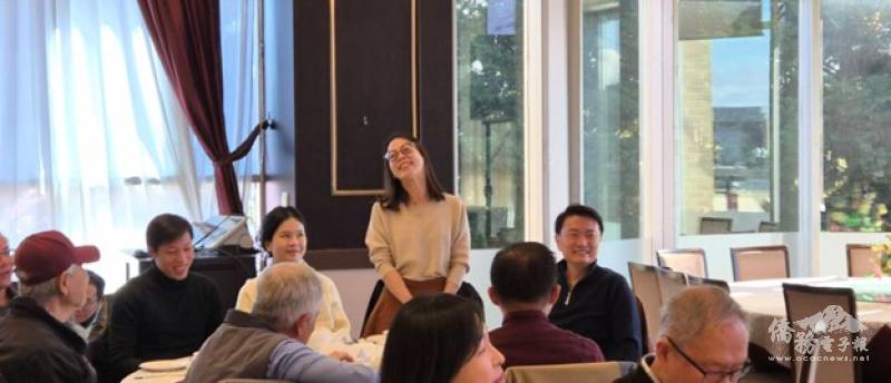 新任理事為政治系校友李欣儀（站立者）與會計系校友吳明驊（左二）