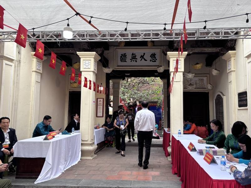 河內老城區的金銀寺有700年歷史，是河內最古老的寺廟之一。15日，投票所前擺上裝飾與標語，迎接投票民眾，也吸引許多外國遊客拍照紀念。