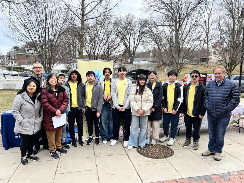 波士頓 FASCA 學員參加 Belmont 的農曆新年文化慶典活動，麻州眾議員 David Rogers (右)、麻州參議員 William Brownsberger (左二) 以及活動主席 Julie Wu (左三)，皆到攤位表達支持