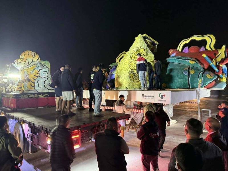 在2026台灣燈會引起轟動的「青森睡魔抵嘉」燈組與「睡魔小屋」，17日清晨拆散後運抵嘉義朴子配天宮停車場，將進行組裝。（朴子配天宮提供）