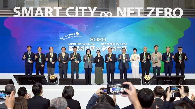 副總統頒發「創新應用獎」予14個得獎縣市政府單位代表