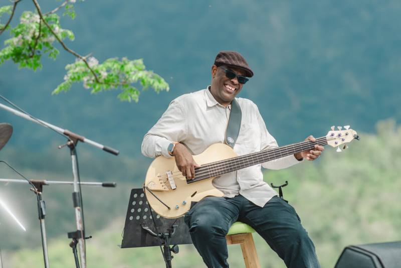 高雄流行音樂中心4月3日至6日將舉辦爵士音樂主題活動「爵對有春」，紐約貝斯手郝東東（圖）領軍的黑梅花俱樂部將登台演出。（高流提供）