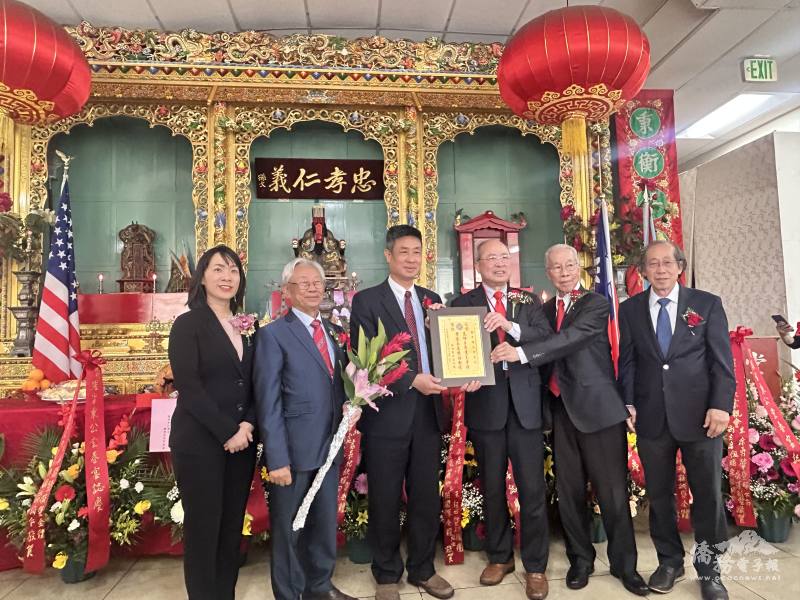 羅省秉公堂元老聶澤英（左三）獲贈褒獎狀