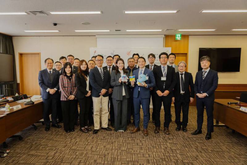 新竹市長高虹安（前左4）率新竹市政府訪團到日本考察，17日首站拜會筑波市長五十嵐立青，雙方交流科技創新、產業發展與人才培育議題等，希望深化城市合作。（新竹市政府提供）