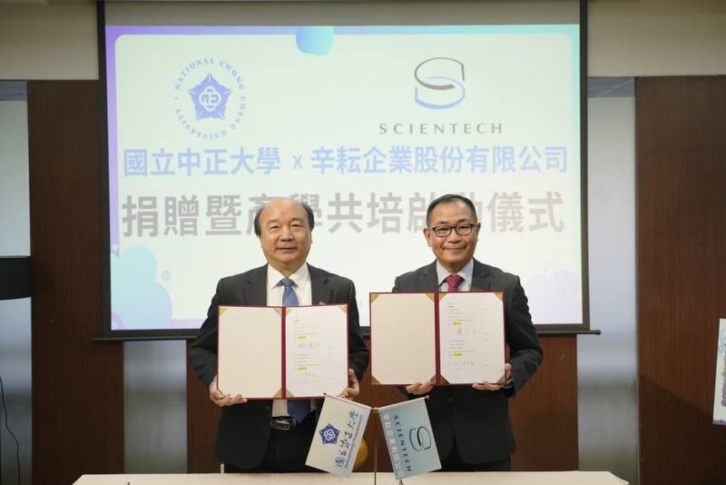 半導體設備商辛耘公司捐贈新台幣1000萬，助中正大學籌設矽光子半導體學院，17日由辛耘公司執行長李宏益（右）與中正大學校長蔡少正（左），簽立協議書。（中正大學提供）