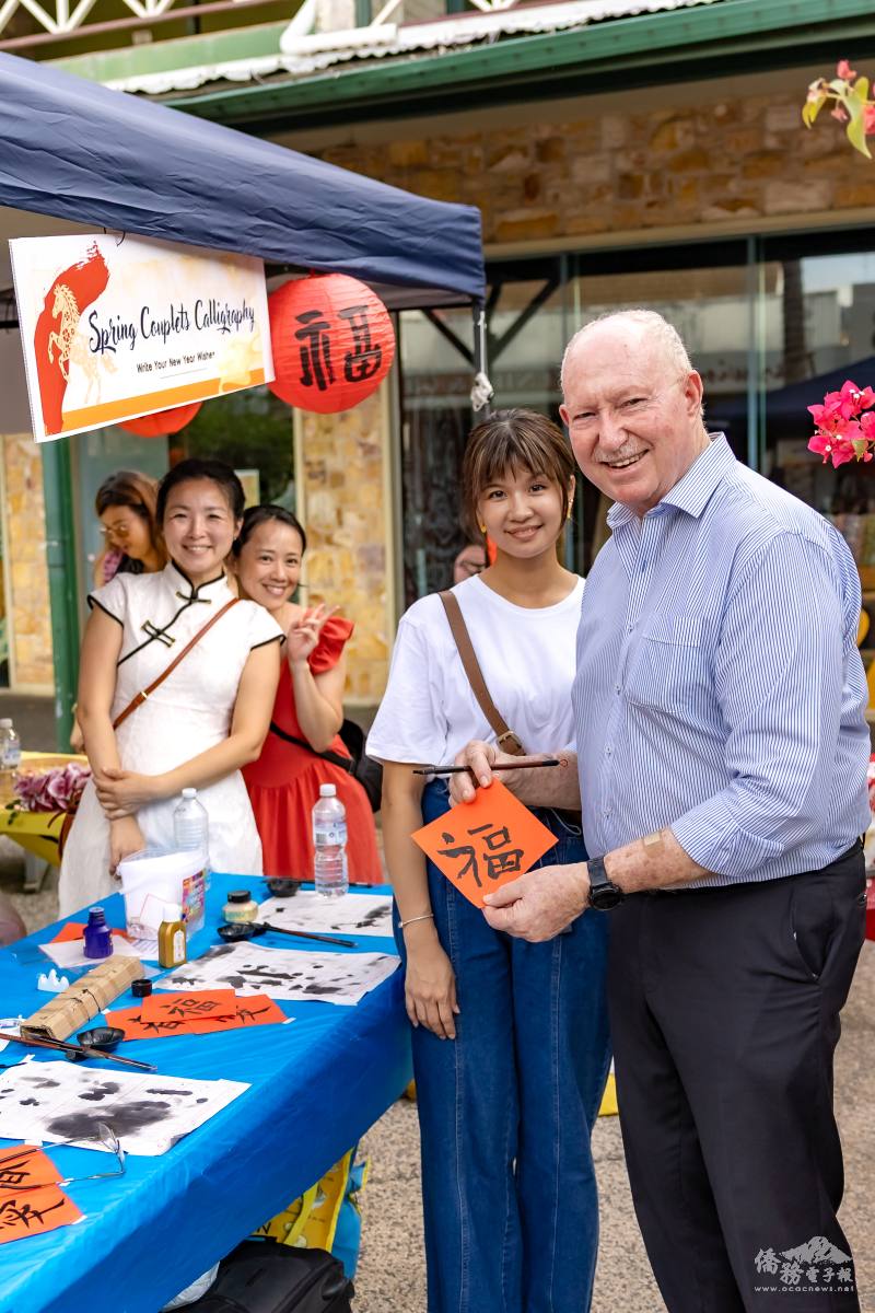 達爾文市長Peter Styles體驗新春揮毫