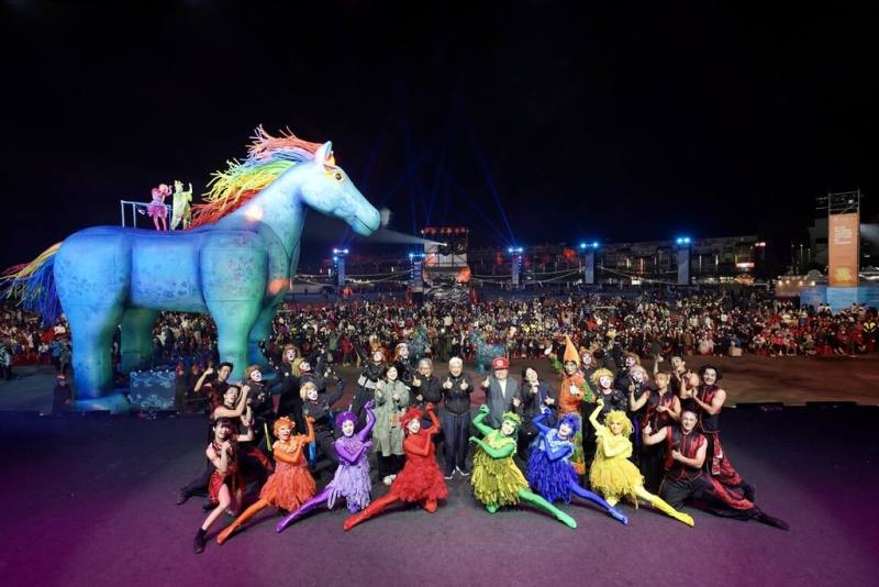 紙風車劇團甫結束在嘉義舉行的台灣燈會演出，「燈怪」、「雨馬」深受民眾歡迎，成為燈會亮點。（紙風車文教基金會提供）