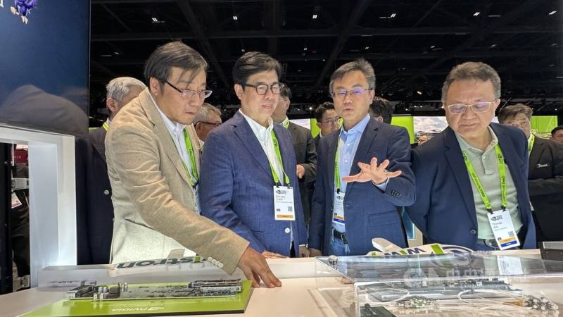 高雄市長陳其邁出席輝達GTC大會，並與鴻海董事長劉揚偉等產業領袖會晤，他表示，高雄正透過「智慧燈塔計畫」落實主權AI