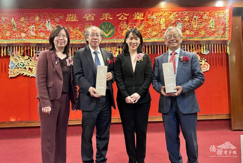 陳令欣（右二）致贈羅省秉公堂主席為周賜軒（右一）、副主席為張自豪（左二）禮品