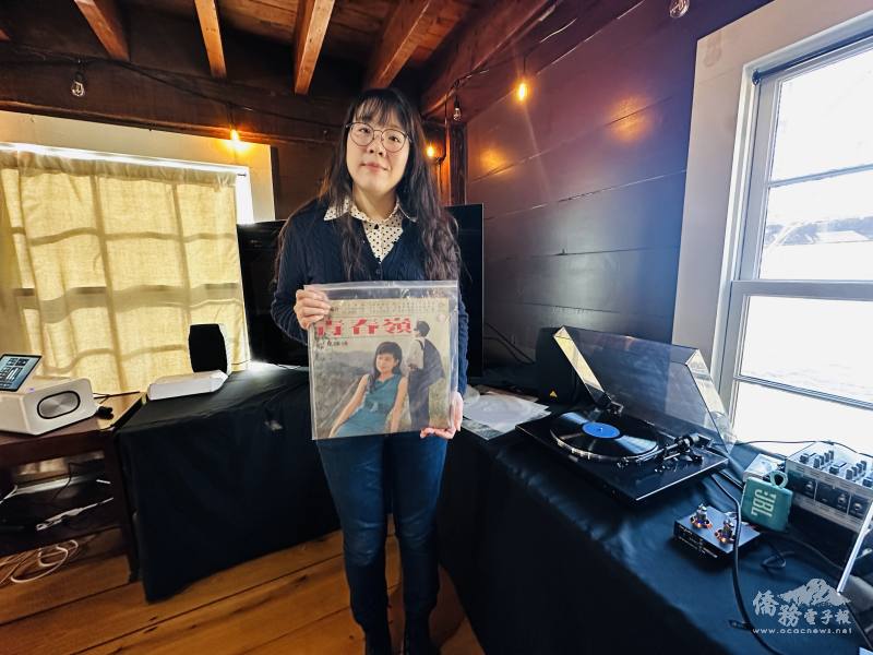 主講人尤苡人展示1970年代臺語黑膠唱片，並親自播放與現場來賓分享