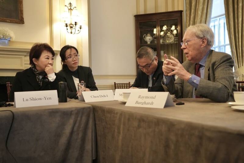 台中市長盧秀燕（左）美國時間3月16日訪問美國智庫「外交關係協會」（Council on Foreign Relation），與前美國在台協會（AIT）主席薄瑞光（Raymond F. Burghardt）（右）等對談。（台中市政府提供）