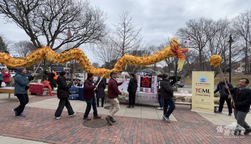活動現場熱絡的舞龍隊伍