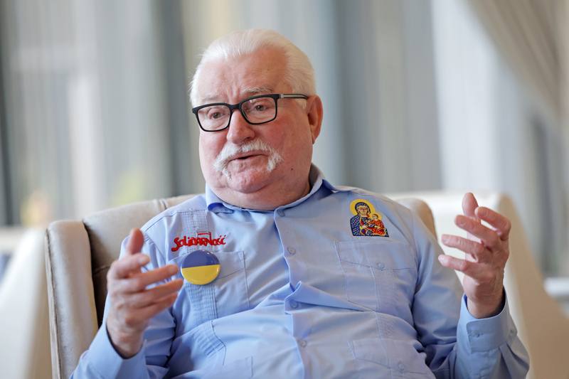 波蘭前總統華勒沙（Lech Wałęsa）17日接受中央社專訪強調，在世界重整的當下，華語區必須團結對抗共產主義。