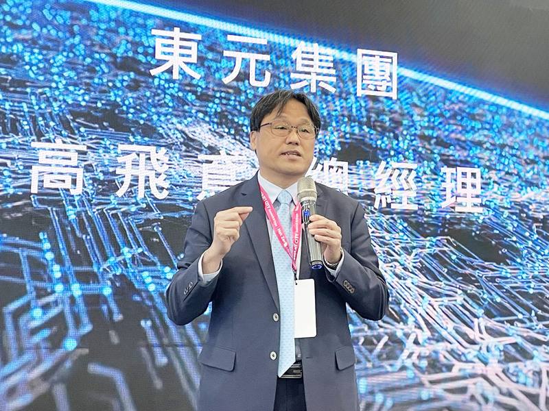 2026智慧城市展暨淨零城市展17日登場，東元電機總經理高飛鳶說明人工智慧AI能效模型為核心的智慧能源管理平台。