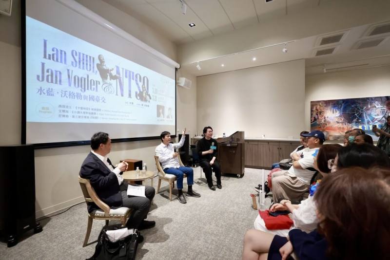 NTSO國家交響樂團16日舉辦「水藍來了！NTSO樂友見面分享會」，國台交團長歐陽慧剛（左1）、首席客席指揮水藍（左2）進行對談，拉近樂迷與樂團的距離。（國台交提供）