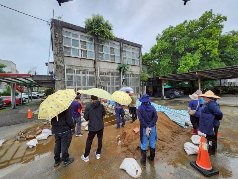 花蓮縣新城鄉北埔村活動中心建物老舊，公所爭取經費拆除重建，因緊鄰「大坌坑文化層」遺址，採取不影響地板以下地層的方式進行，並在施工期間進行監看作業，待拆除完成後再進行地層調查與評估程序，以兼顧工程推動與文化資產保存。（新城鄉公所提供）