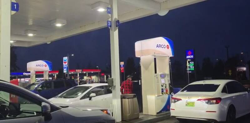 國際油價因中東戰事大漲，儘管已是晚間9時，仍有不少加拿大居民到美國邊境小鎮布雷恩（Blaine）加油。