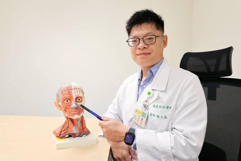 疼痛性三叉神經病變（Painful trigeminal neuropathy）是常常被忽略的一種疾病，國泰醫院神經內科主治醫師陳又嘉提醒臉部持續疼痛，儘早就醫。 （國泰醫院提供）