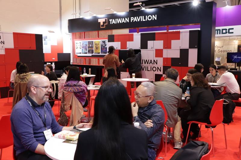 第30屆香港國際影視展（FILMART）17日揭幕，本屆有30個國家及地區的業者參展，其中台灣有106家展商，展出243部影視作品；圖為海外業者在台灣館洽商業務。
