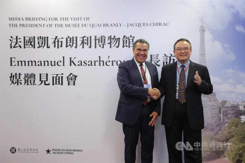 法國凱布朗利博物館館長艾曼紐爾卡薩（Emmanuel Kasarherou）訪台媒體見面會16日下午在國立故宮博物院舉行，艾曼紐爾卡薩（左）與故宮院長蕭宗煌（右）握手合影留念