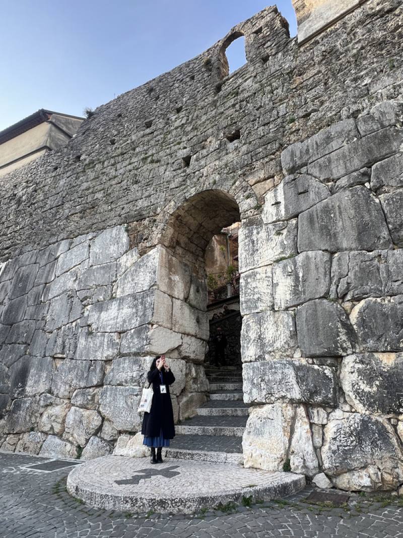 義大利中部古城佛倫蒂諾自古即為軍事防禦重地，擁有高聳石頭衛城，如今仍有許多遺跡。