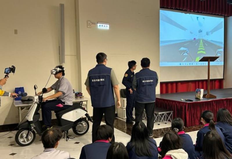 基隆市警察局交通隊16日到二信高中宣導無照駕駛風險，基隆監理站也安排VR微型電動二輪車體驗，讓學生穿戴VR眼鏡，依據情境指示打方向燈、擺頭、停讓行人等，學習正確及安全的用路觀念。（基隆市警察局提供）