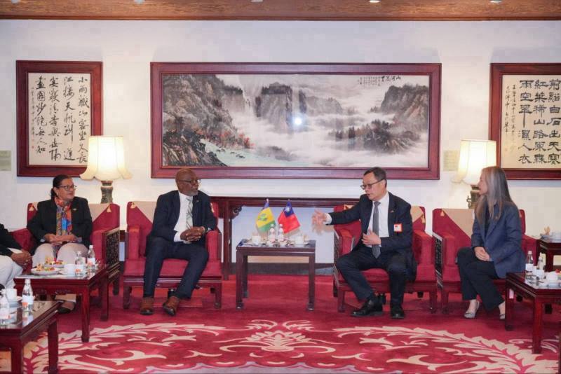 外交部政務次長陳明祺（右二）歡迎聖文森及格瑞那丁副總理李考克（St. Claire Leacock）伉儷（左二及左一）率團訪台。