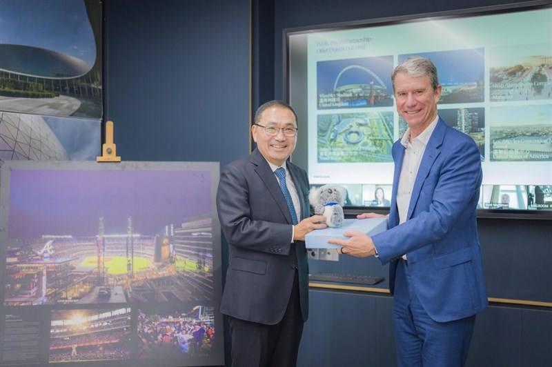 New Taipei Mayor Hou Yu-ih (left) meets with architecture firm Populous' Global Director Paul Henry in Australia on Tuesday. Photo courtesy of New Taipei City government's Department of Information