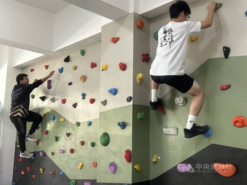 台中二中活化校內教室闢建樂活空間打造「身心充電站」，並設有攀岩牆，讓學生於下課時間前往運動