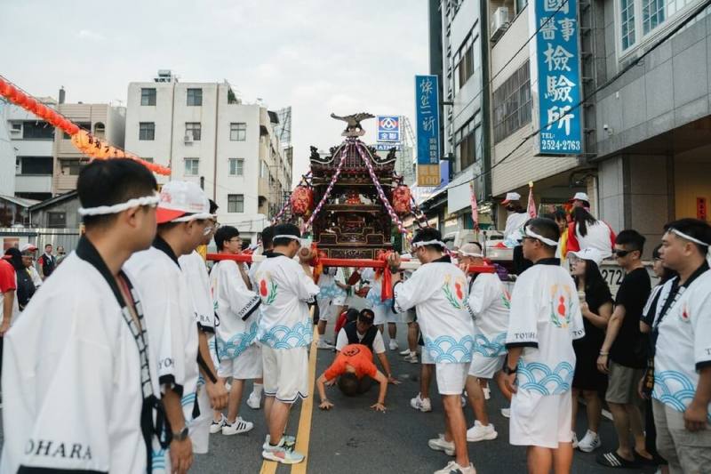 台中豐原區城隍爺廟百年傳統「迎城隍」，城隍爺坐日本神轎遶境，是地方獨特宗教及文化象徵。（台中市文化局提供）
