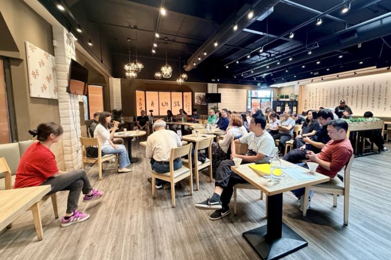 有多位僑胞家長帶著青少年孩子前來關心僑民役男問題，伍志翔及莊雅淑說明目前僑民役男出境申請步驟，清楚的步驟解釋也讓僑胞放心